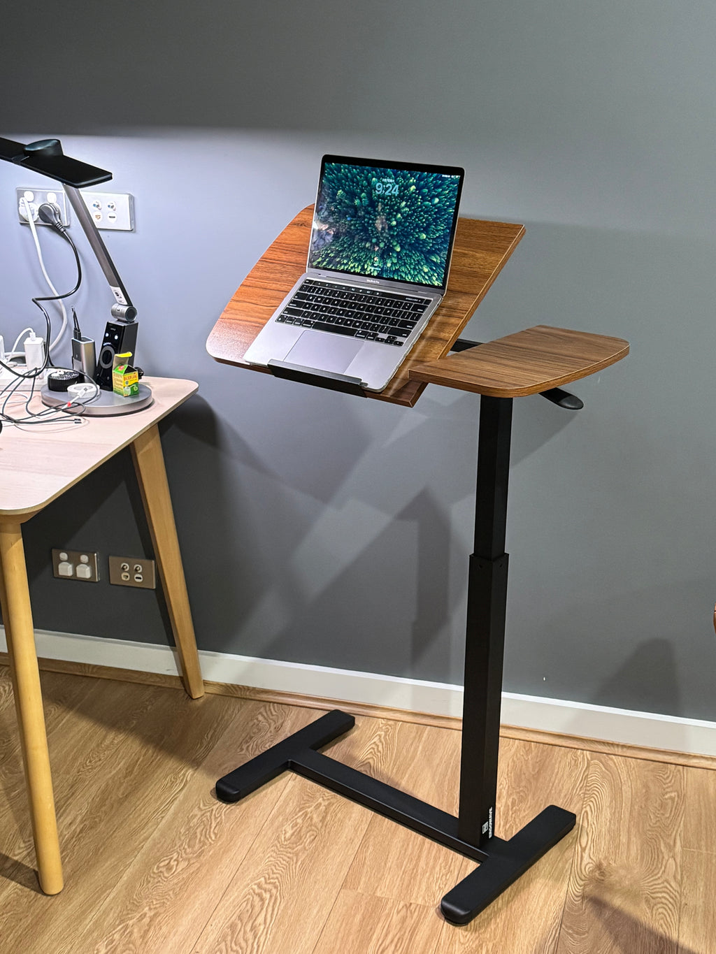 White Height-Adjustable Mobile Bedside Table – Compact & Flexible
